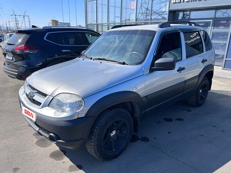 2018 Chevrolet Niva I Рестайлинг, серебристый, 565000 рублей, вид 3