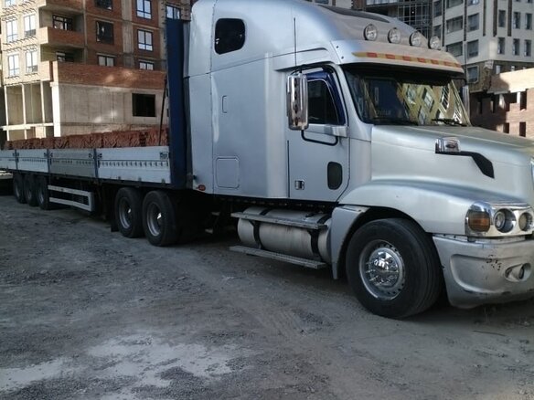 1999 Freightliner Century Class, серебристый, 4500000 рублей - вид 1