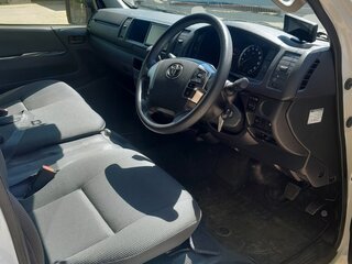 2022 Toyota HiAce H200 Рестайлинг, белый, 4850000 рублей, вид 4