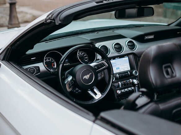 2017 Ford Mustang VI Рестайлинг, белый, 2250000 рублей - вид 29