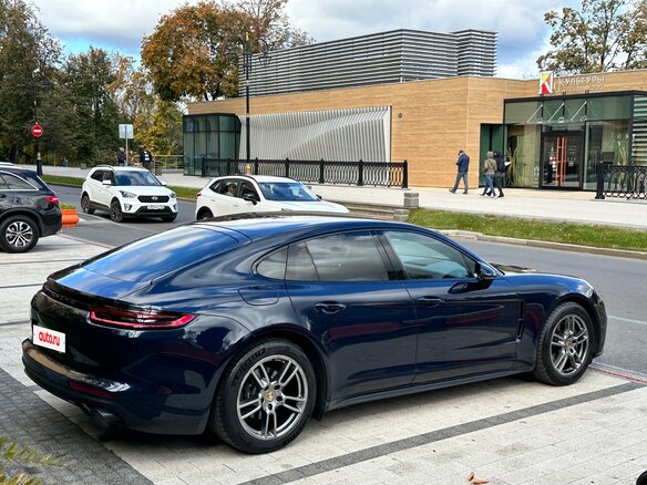 2017 Porsche Panamera 4 II, синий, 5700000 рублей - вид 4