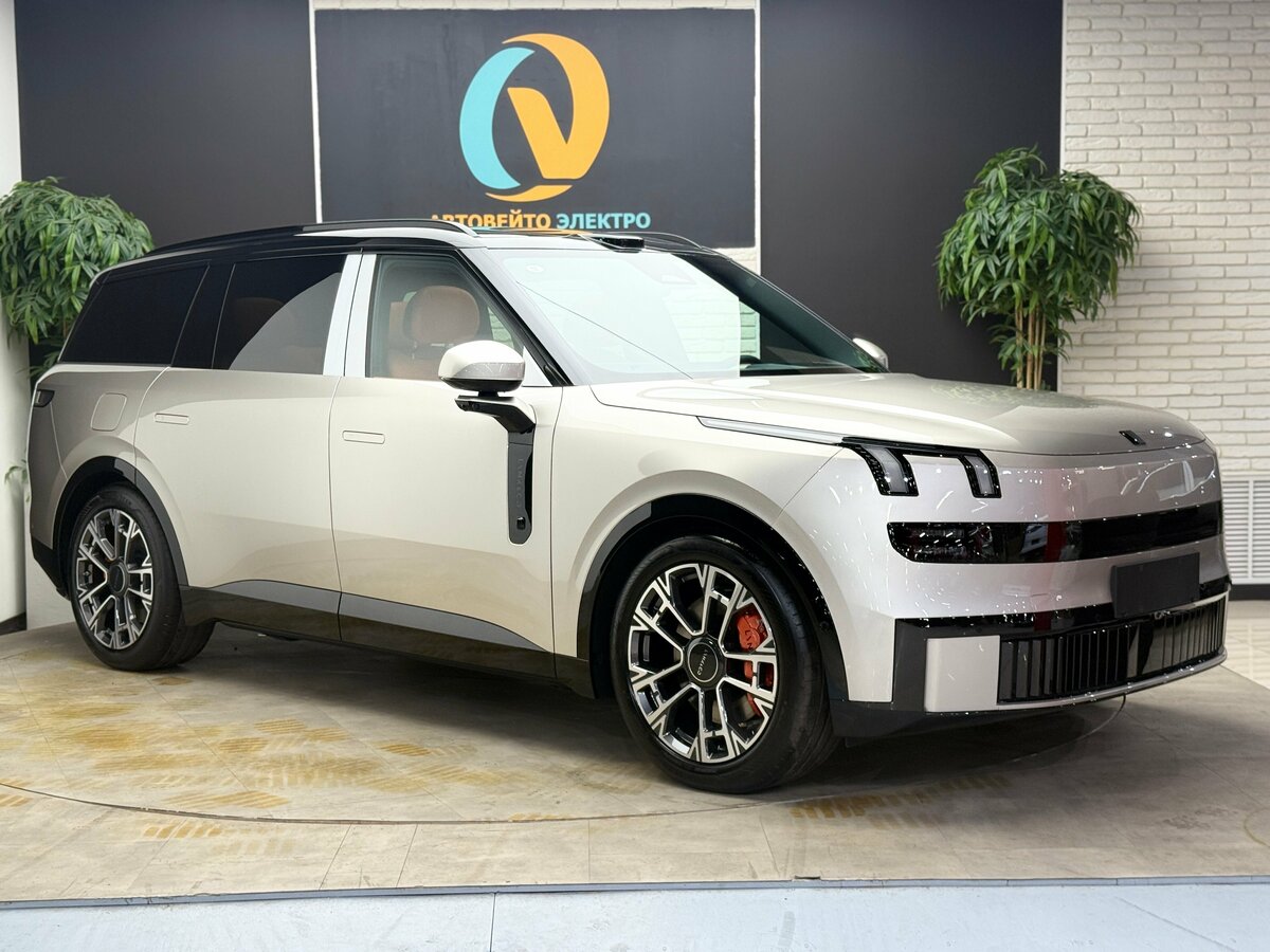 Lynk & Co 900