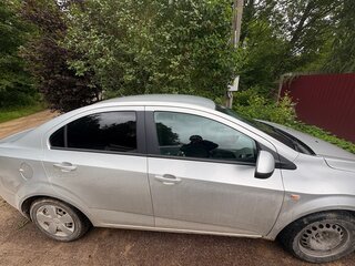 2013 Chevrolet Aveo II, серебристый, 550000 рублей, вид 4