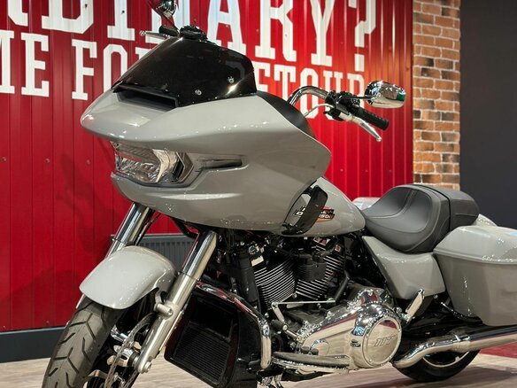 2024 Harley-Davidson Road Glide, серебристый, 4200000 рублей - вид 4