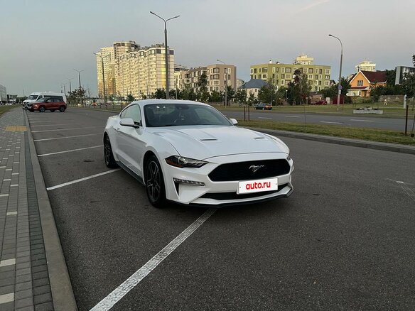 2022 Ford Mustang VI Рестайлинг, белый, 3900000 рублей - вид 2