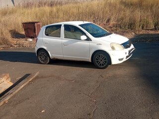 2002 Toyota Vitz I (P10), белый, 250000 рублей, вид 3