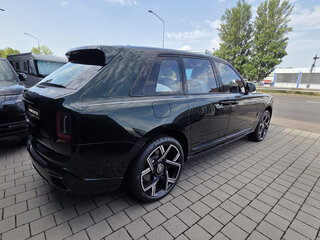 2026 Rolls-Royce Cullinan Black Badge I Рестайлинг (Series II), зелёный, 77000000 рублей, вид 3