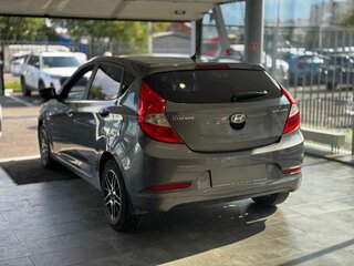 2015 Hyundai Solaris I Рестайлинг, серый, 826000 рублей, вид 4