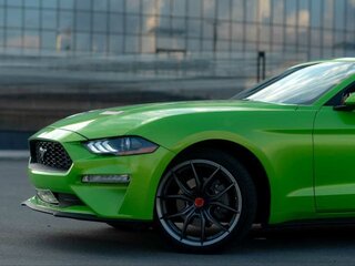 2018 Ford Mustang VI Рестайлинг, зелёный, 2450000 рублей, вид 3