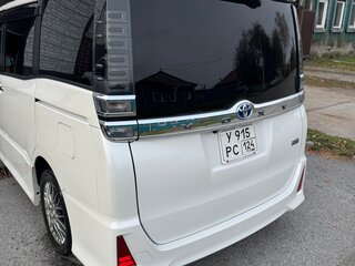 2018 Toyota Voxy III (R80) Рестайлинг, белый, 2800000 рублей, вид 4