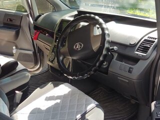 2007 Toyota Voxy II (R70), серебристый, 950000 рублей, вид 2