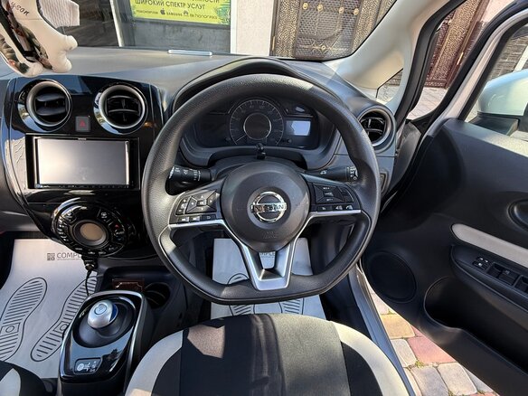 2018 Nissan Note e-Power II Рестайлинг, серебристый, 1250000 рублей - вид 9