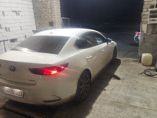 2018 Mazda 3 III (BM) Рестайлинг, белый, 1650000 рублей, вид 3