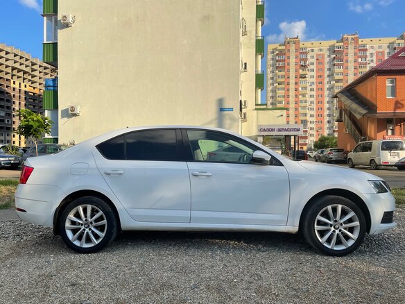 2018 Skoda Octavia III (A7) Рестайлинг, белый, 1700000 рублей - вид 1