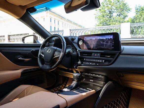 2021 Lexus ES 300h VII Рестайлинг, белый, 5150000 рублей - вид 18