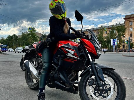2014 Kawasaki Z 250, красный, 400000 рублей, вид 1