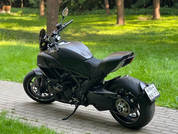 2015 Ducati Diavel Carbon, чёрный - вид 2