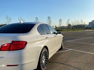 2011 BMW 5 серии 528i VI (F10/F11/F07), белый, 1500000 рублей, вид 3