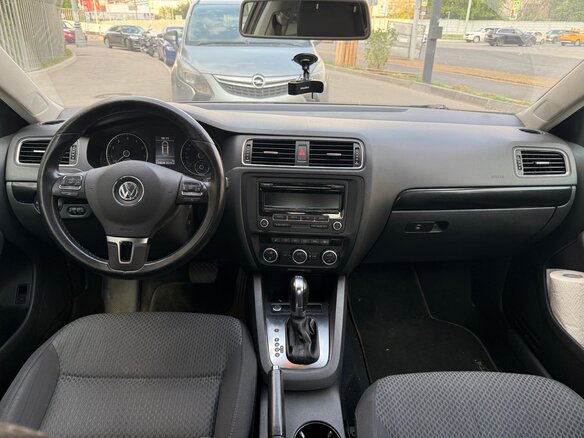 2013 Volkswagen Jetta VI, коричневый - вид 3