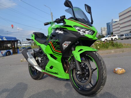 2023 Kawasaki Ninja 400, зелёный, 680000 рублей, вид 1