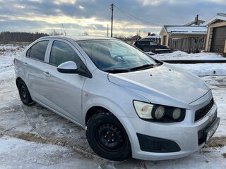 2013 Chevrolet Aveo II, серебристый, 810000 рублей, вид 1