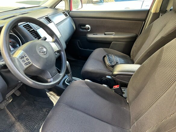 2013 Nissan Tiida I Рестайлинг, красный, 800000 рублей - вид 2