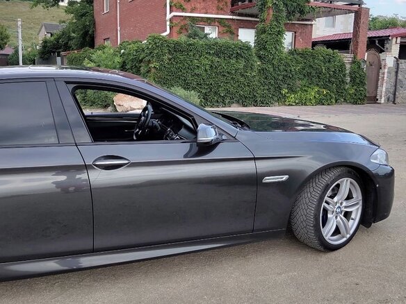 2014 BMW 5 серии 550i VI (F10/F11/F07) Рестайлинг, серый, 2800000 рублей - вид 3