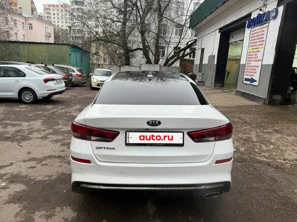 2019 Kia Optima IV Рестайлинг, белый, 1875000 рублей - вид 5
