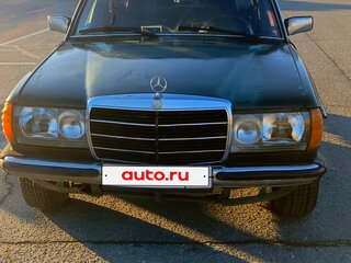 1981 Mercedes-Benz W123 240, зелёный, 450000 рублей, вид 1