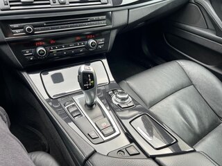 2013 BMW 5 серии 520i VI (F10/F11/F07), чёрный, 1950000 рублей, вид 5