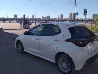 2020 Toyota Yaris IV, белый, 1100000 рублей, вид 2