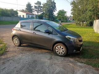 2011 Toyota Vitz III (XP130), серый, 625000 рублей, вид 2