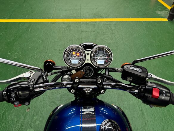 2023 Triumph Bonneville T100, синий, 1075000 рублей - вид 13
