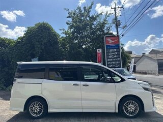 2021 Toyota Voxy III (R80) Рестайлинг, белый, 2090000 рублей, вид 4