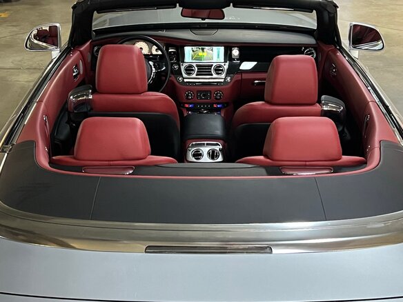 2017 Rolls-Royce Dawn, серебристый, 29990000 рублей - вид 22