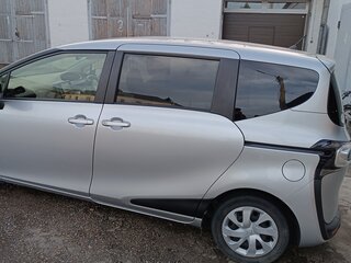 2017 Toyota Sienta II, серебристый, 1700000 рублей, вид 4