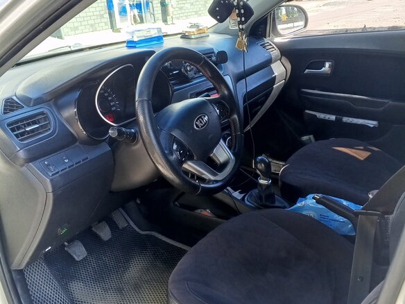 2013 Kia Rio 5-speed III, серебристый, 850000 рублей - вид 5