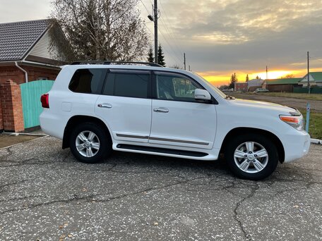 2014 Toyota Land Cruiser 200 Series Рестайлинг 1, белый, 3900000 рублей, вид 3