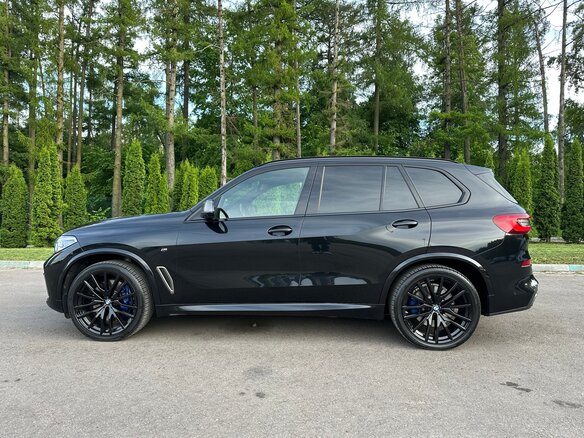 2020 BMW X5 M50i IV (G05/G18), чёрный, 11400000 рублей - вид 3