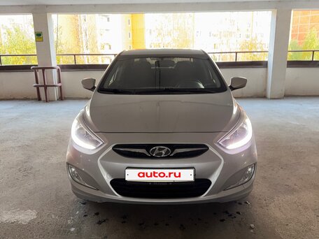 2013 Hyundai Solaris I, серебристый, 730000 рублей, вид 2