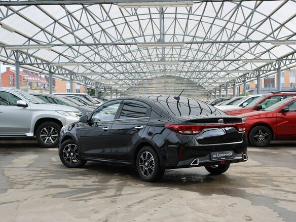 2020 Kia Rio IV Рестайлинг, чёрный - вид 2
