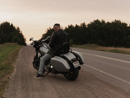 2023 Harley-Davidson Sport Glide, серебристый, 1700000 рублей, вид 4