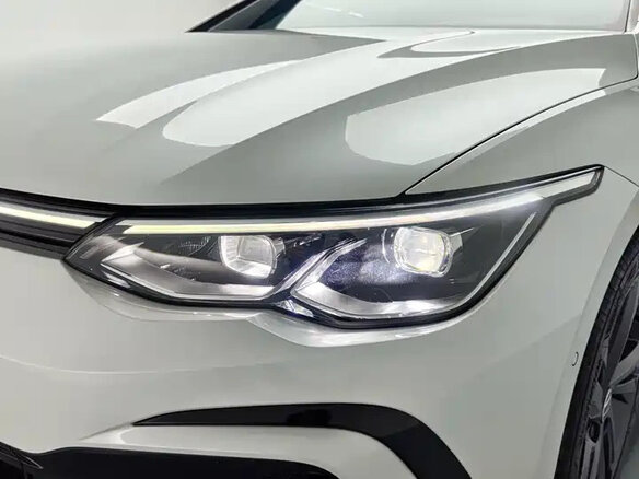2023 Volkswagen Golf VIII, белый, 1600047 рублей - вид 3