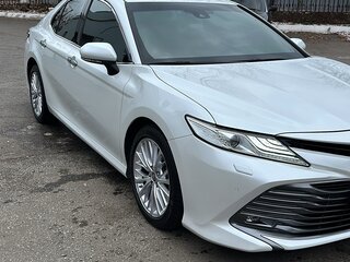2020 Toyota Camry VIII (XV70), белый, 3350000 рублей, вид 3