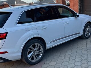 2020 Audi Q7 45 TFSI II (4M) Рестайлинг, белый, 5100000 рублей, вид 4