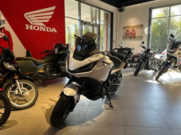2022 Honda NT1100, белый, 1750000 рублей - вид 2