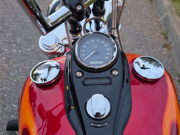 2012 Harley-Davidson Dyna Wide Glide, пурпурный, 1280000 рублей - вид 17