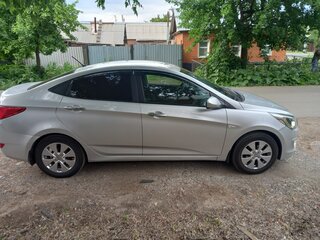 2016 Hyundai Solaris I Рестайлинг, серебристый, 989000 рублей, вид 3