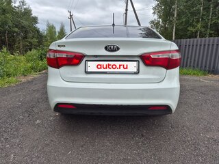 2013 Kia Rio 5-speed III, белый, 700000 рублей, вид 5
