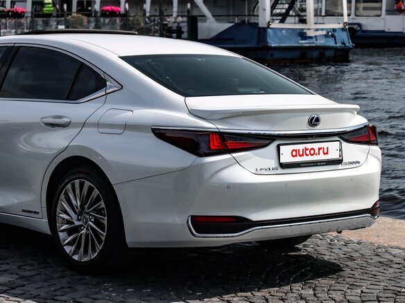 2021 Lexus ES 300h VII Рестайлинг, белый, 5150000 рублей - вид 16